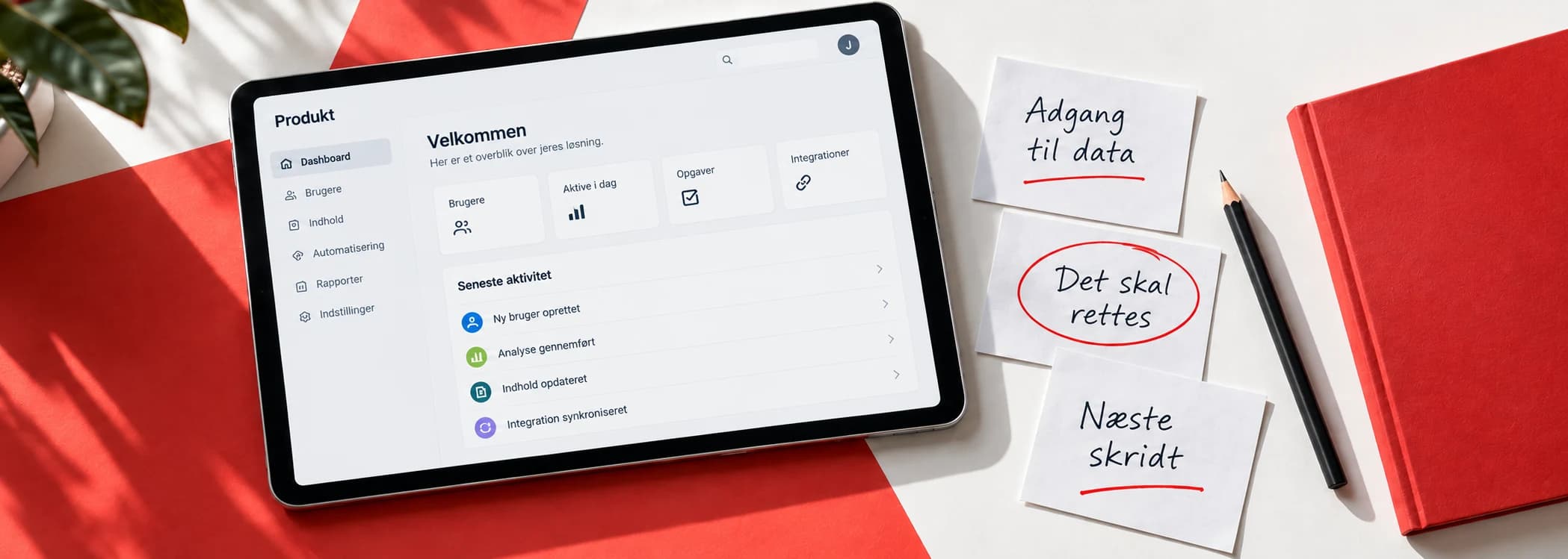 Illustrativt arbejdsbord med en app på en tablet og noter om adgang til data, rettelser og næste skridt.